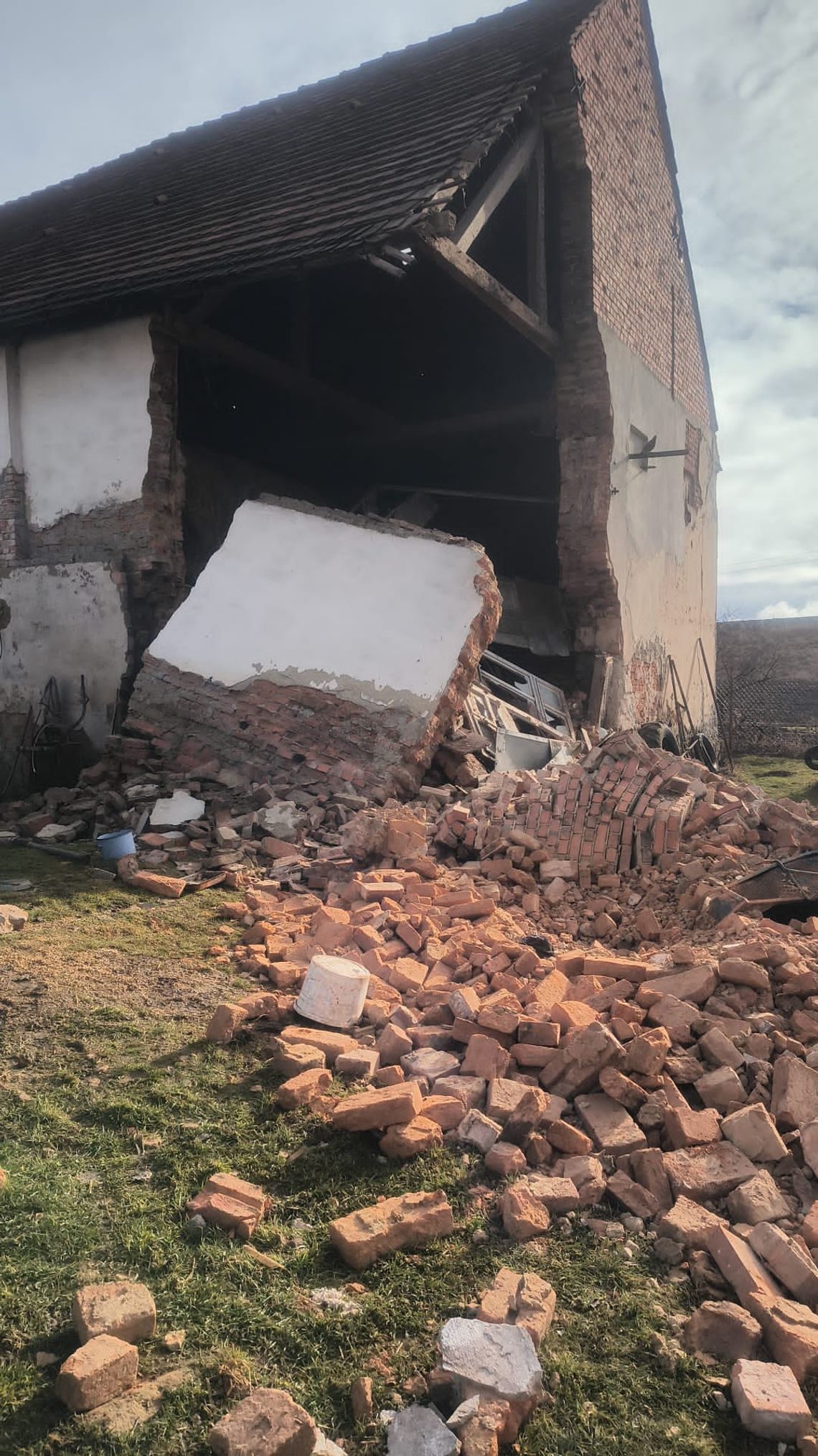 Tragiczny wypadek. Zawaliła się stodoła, zginął mężczyzna