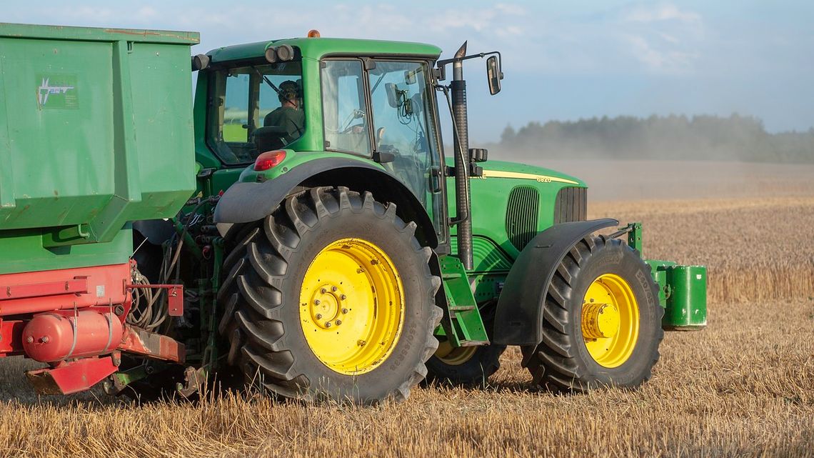 Traktor najechał na mężczyznę. Groźne zdarzenie pod Nysą