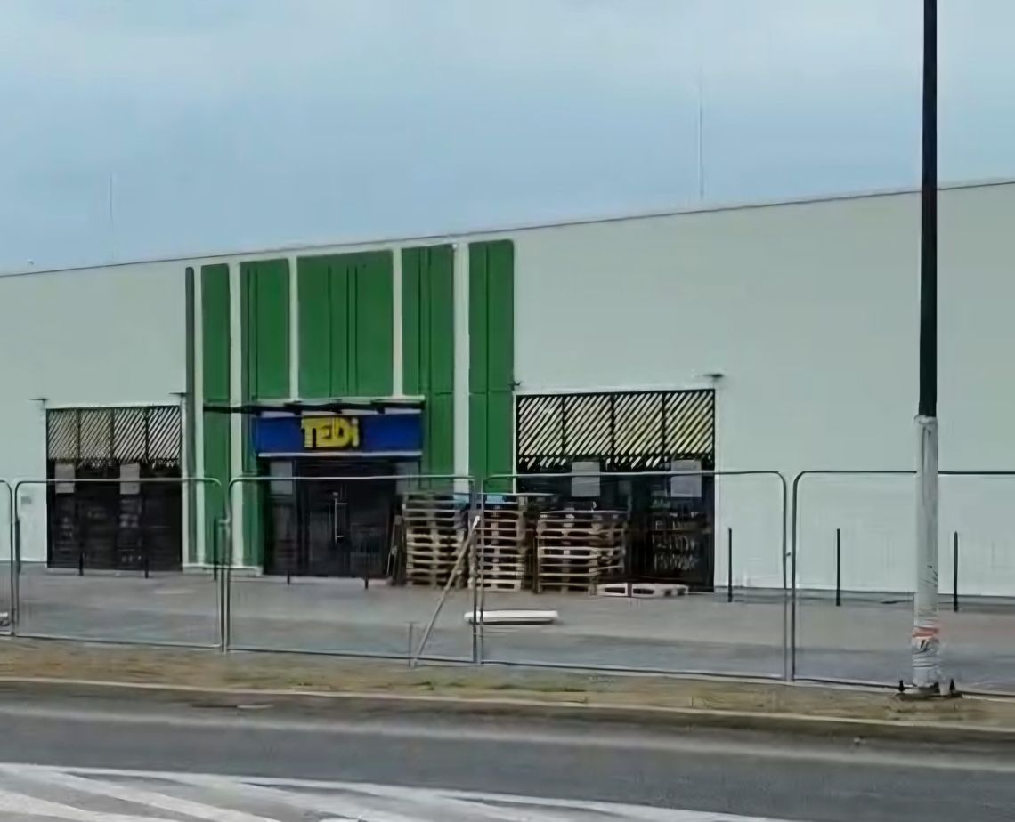 Trzy nowe sklepy w centrum handlowym na FSD. Szyld jednego już jest