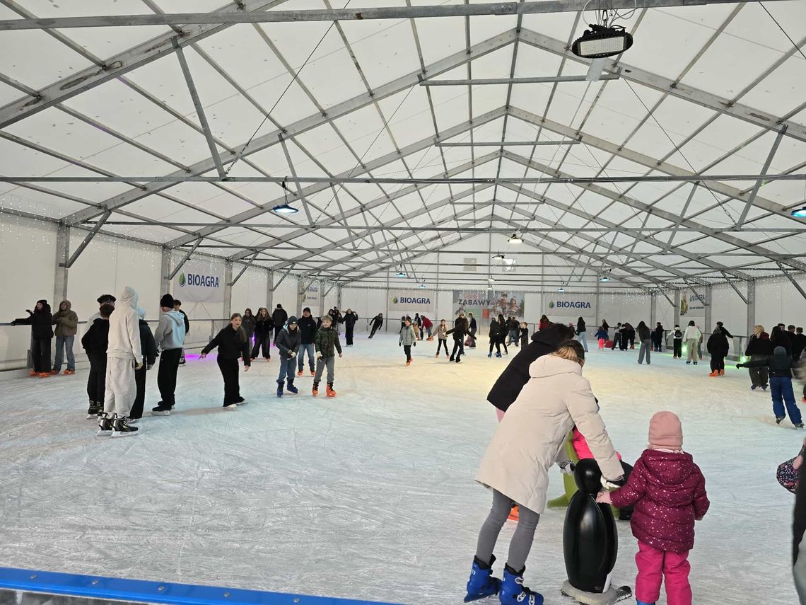 Uczniowie szkół powiatowych bezpłatnie skorzystają z lodowiska