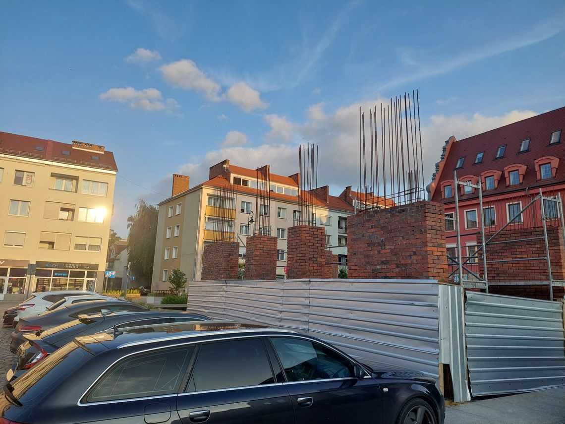 W Rynku mury pną się do góry. Nowa kamienica coraz bliżej