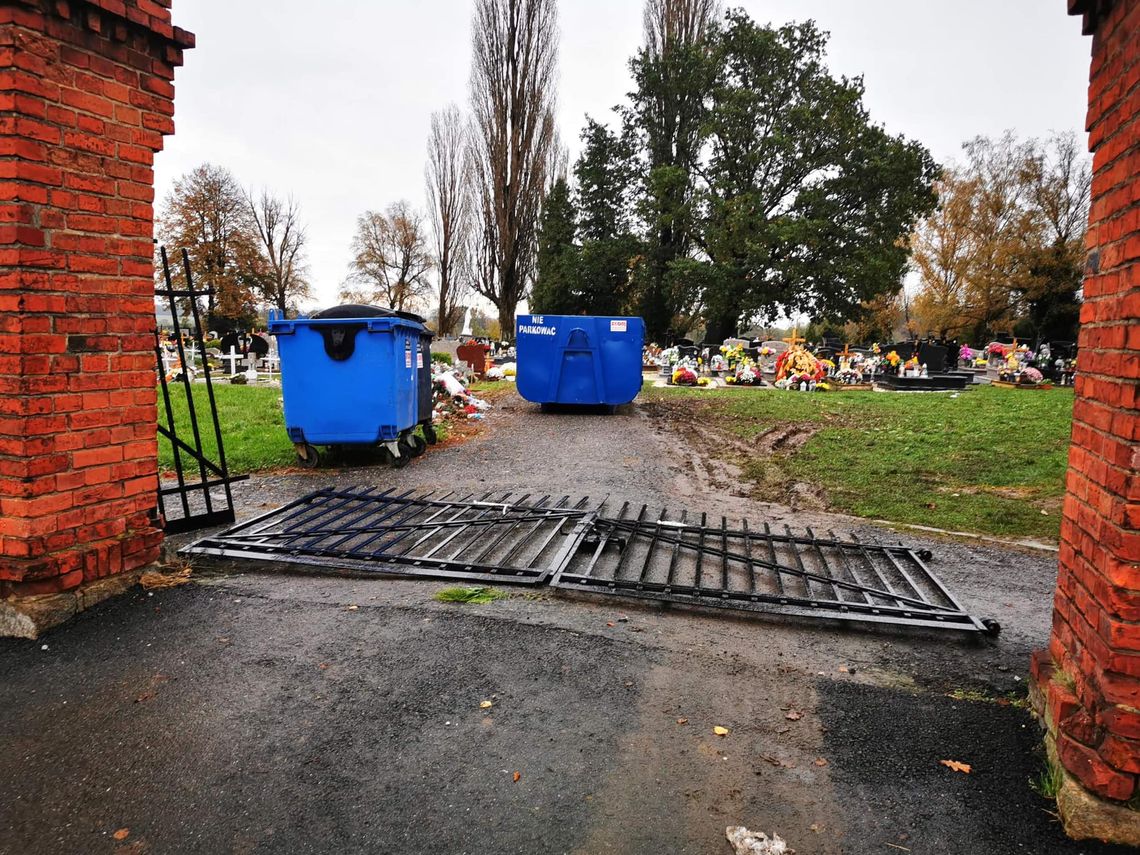 Wandale zniszczyli bramę i furtkę na cmentarzu