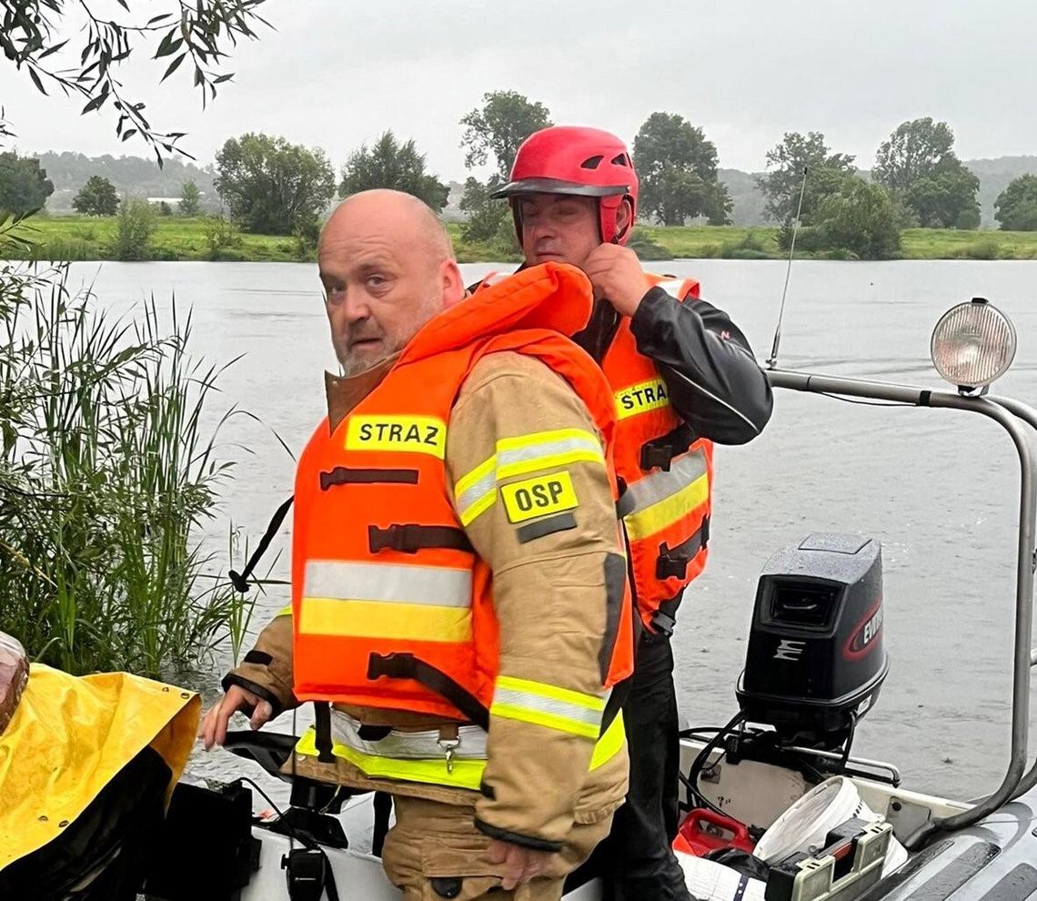 Wędkarze uwięzieni na wyspie na jeziorze. Na pomoc ruszyli strażacy