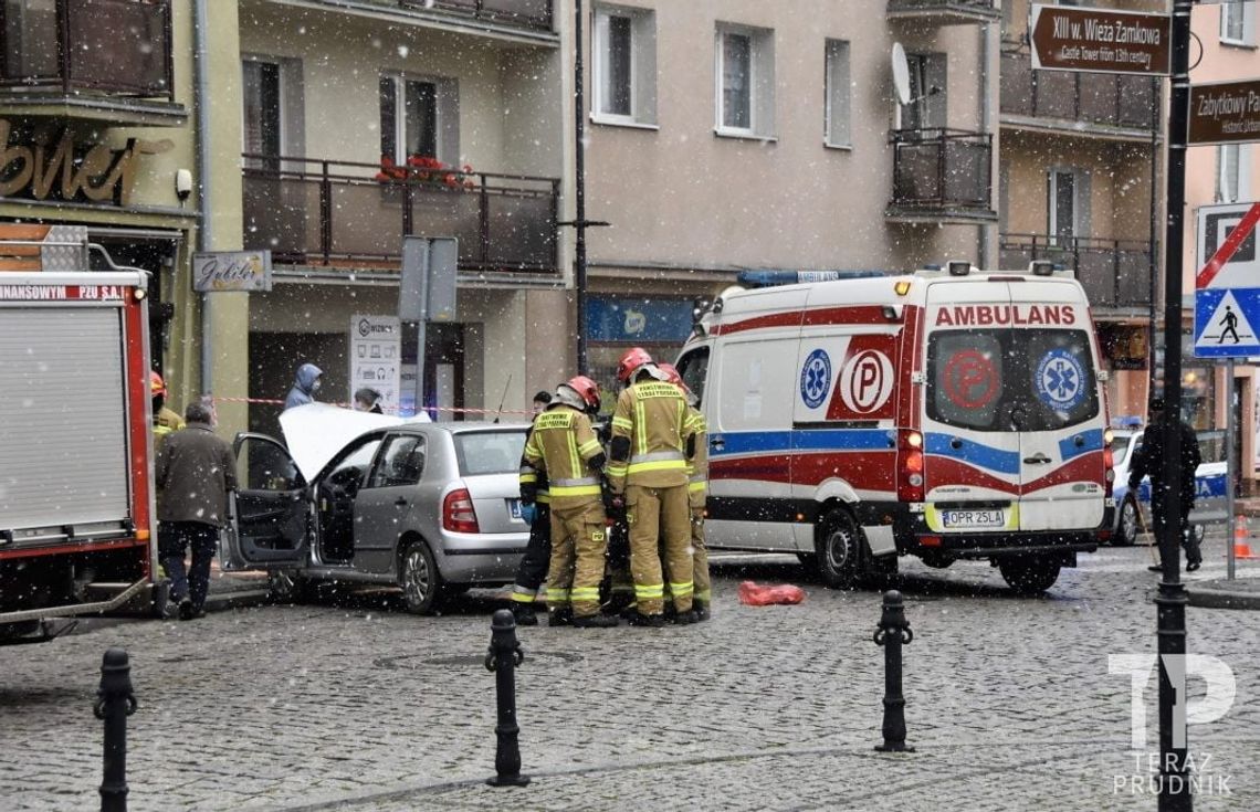 Wjechał autem w "Jubilera". Jedna osoba ranna