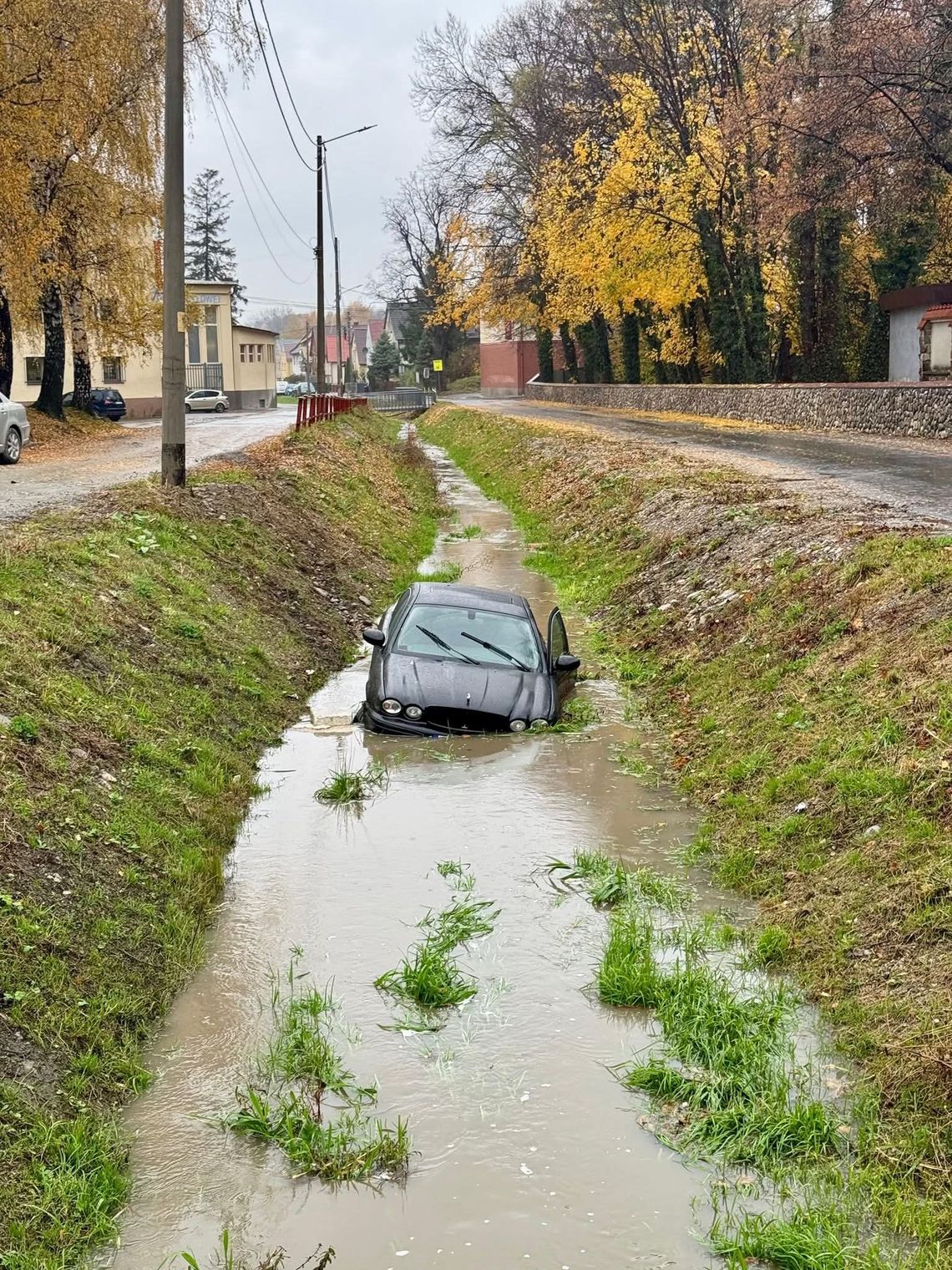 Wjechał Jaguarem do rowu. Miał blisko dwa promile alkoholu
