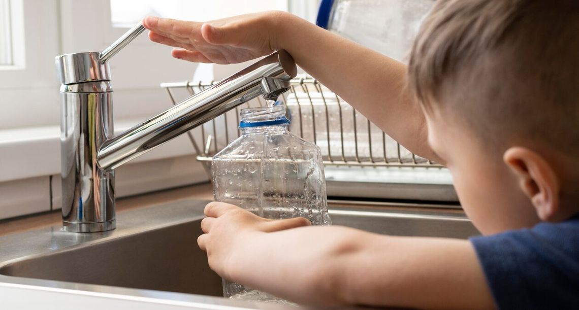 Woda wycieka z sieci. Straty są poważne. Gminy apelują do mieszkańców