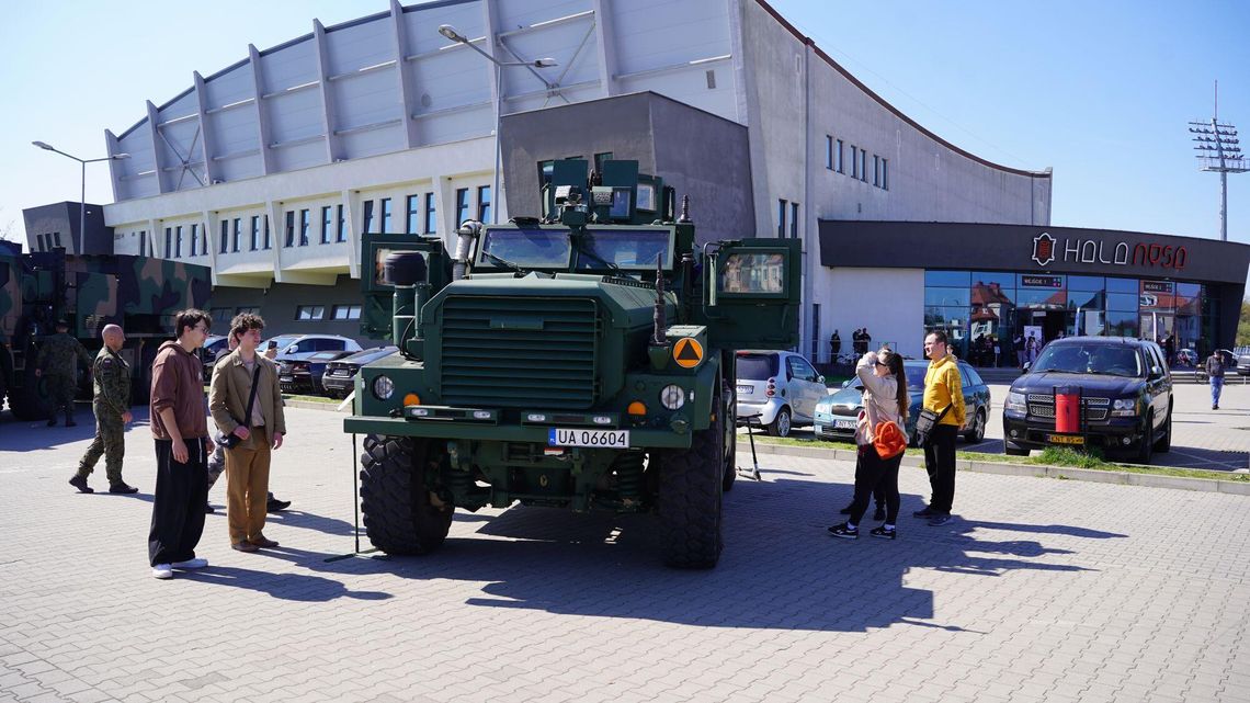 Wojskowe targi pracy w Nysie. Tysiące odwiedzających i nowoczesny sprzęt