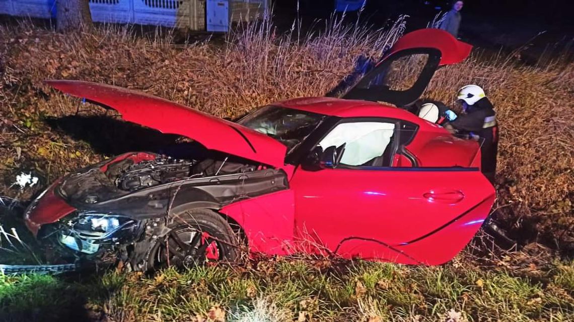 Wypadek w powiecie nyskim. Auto kompletnie zniszczone po dachowaniu