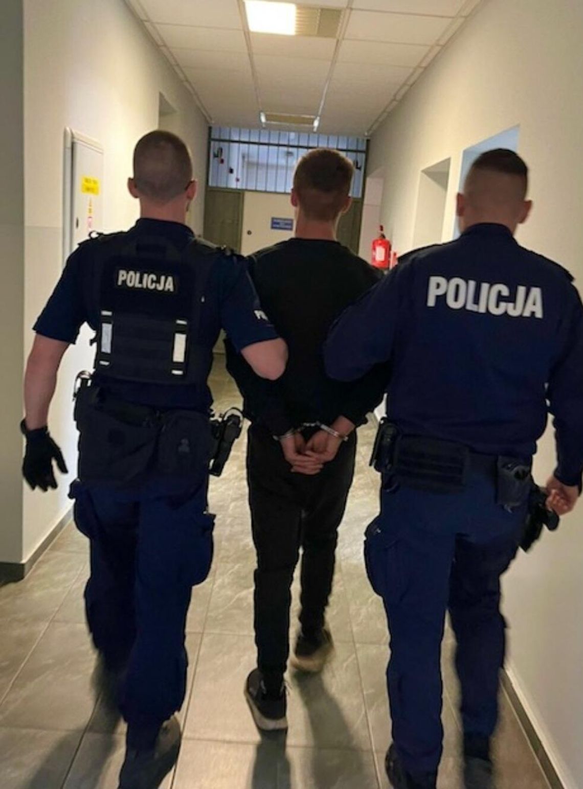 Z nożem na kasjerkę. 19-latek napadł na sklep