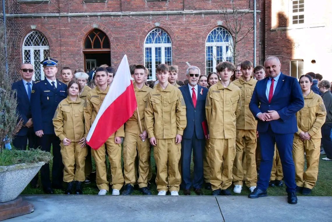 Za mundurem… młodzież sznurem! Za mundurem… młodzież sznurem!