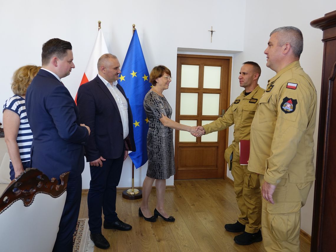 Zarząd Powiatu docenił bohaterskiego strażaka