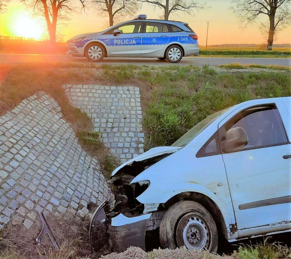 Zasnął za kierownicą, zjechał z drogi i uderzył w przepust wodny