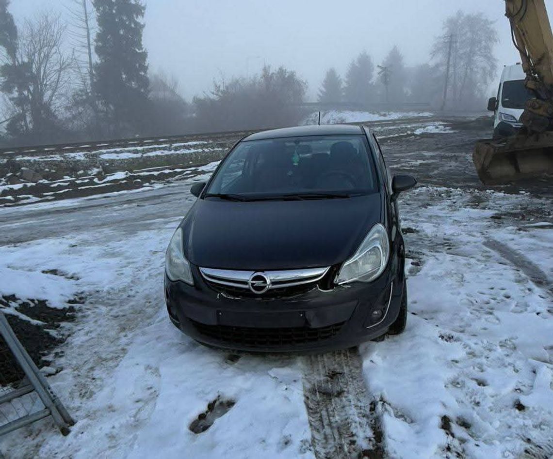 Zdarzenie na przejeździe kolejowym w Charbielinie. 19-latka zderzyła się z pociągiem