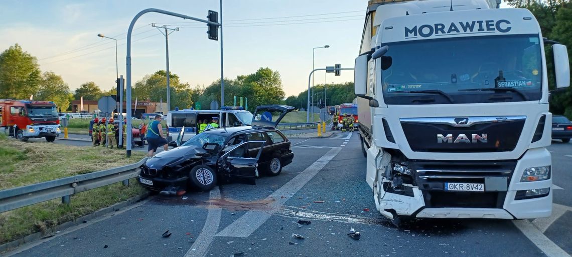 Zderzenie ciężarówki z osobówką na DK46. Droga jest zablokowana