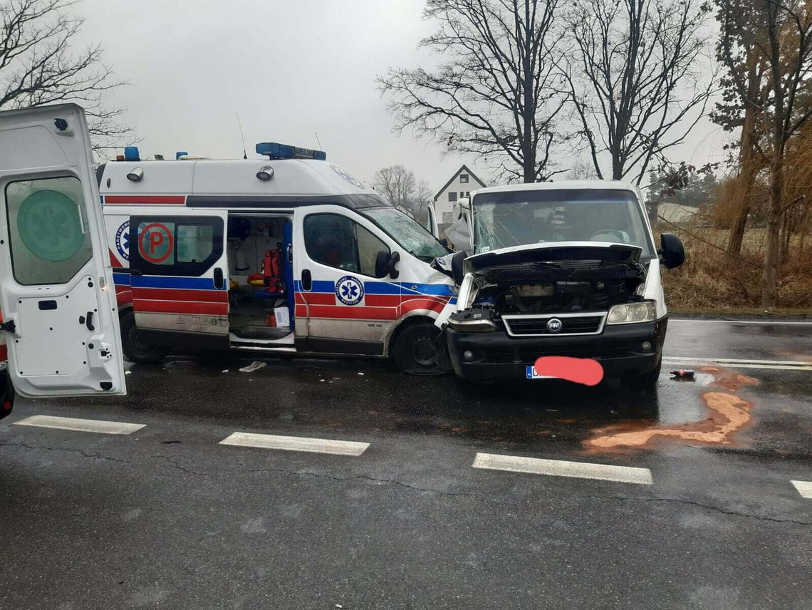 Zderzenie karetki z Nysy z busem. Dwie osoby ciężko ranne