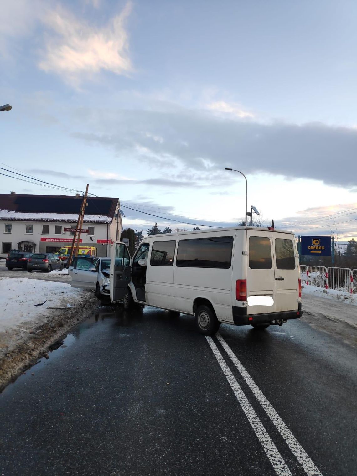 Zderzenie osobówki z busem. Jedna osoba ranna