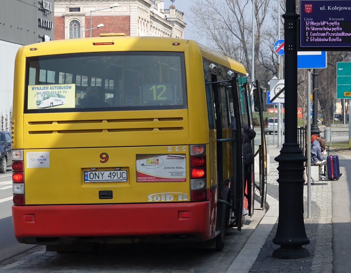 Zderzenie samochodu osobowego z autobusem